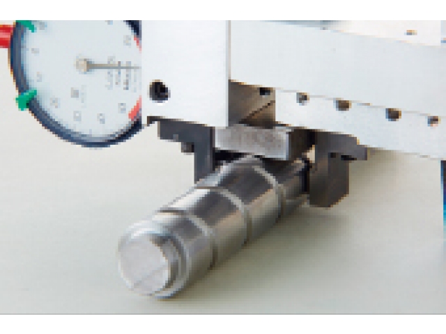 用3針測(cè)量滾珠絲杠軸的有效直徑。