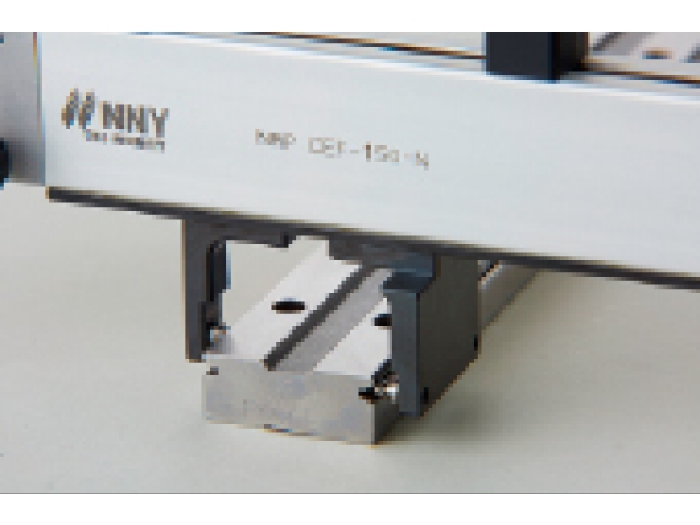 測(cè)量直線兩端 V 形槽的跨度。