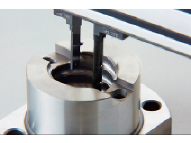 在三點(diǎn)測(cè)量滾珠絲杠螺母的有效直徑。